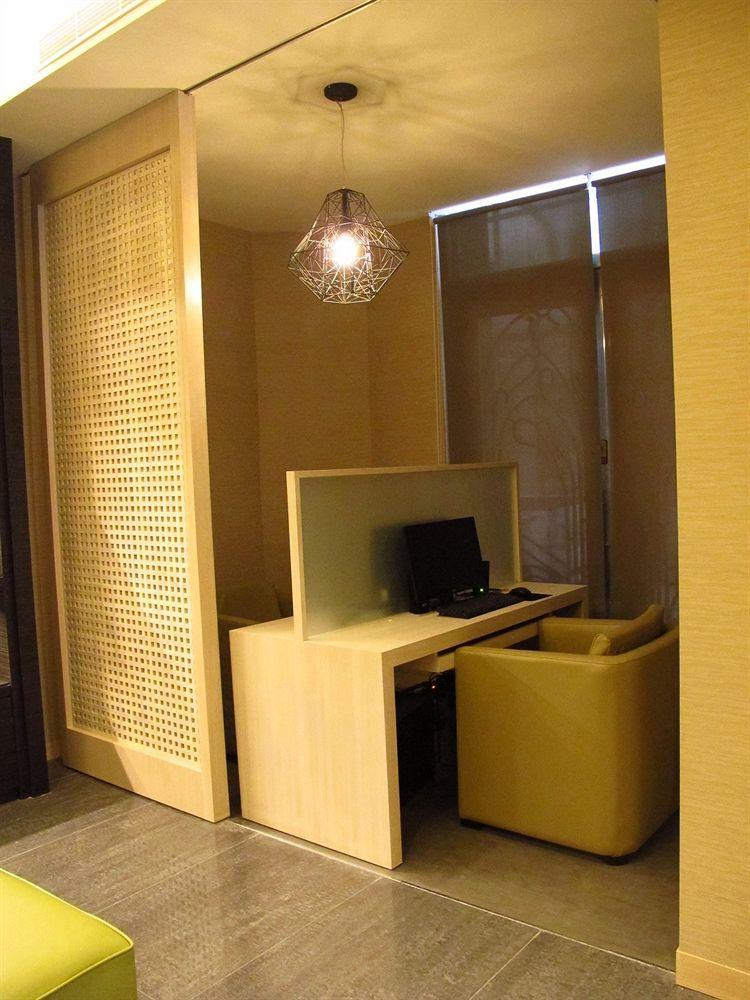 Kiwi Express Hotel - Kaohsiung Station Zewnętrze zdjęcie