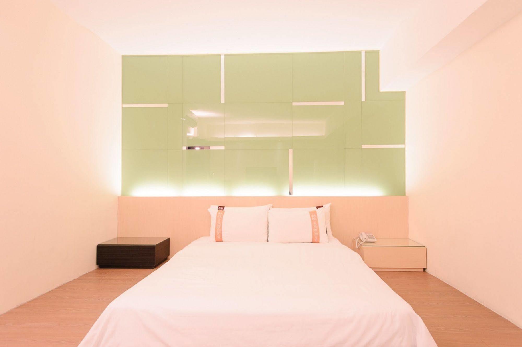 Kiwi Express Hotel - Kaohsiung Station Zewnętrze zdjęcie