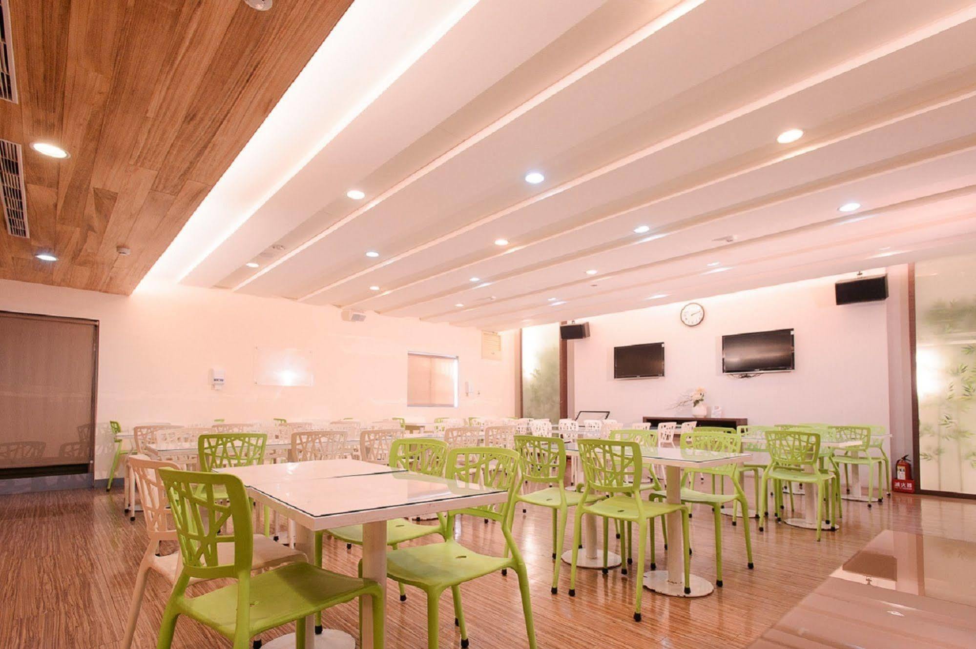 Kiwi Express Hotel - Kaohsiung Station Zewnętrze zdjęcie